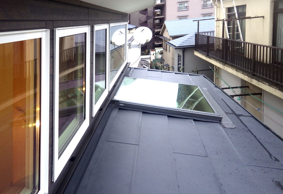 耐震性、耐水性の高いガルバリウム鋼板の屋根