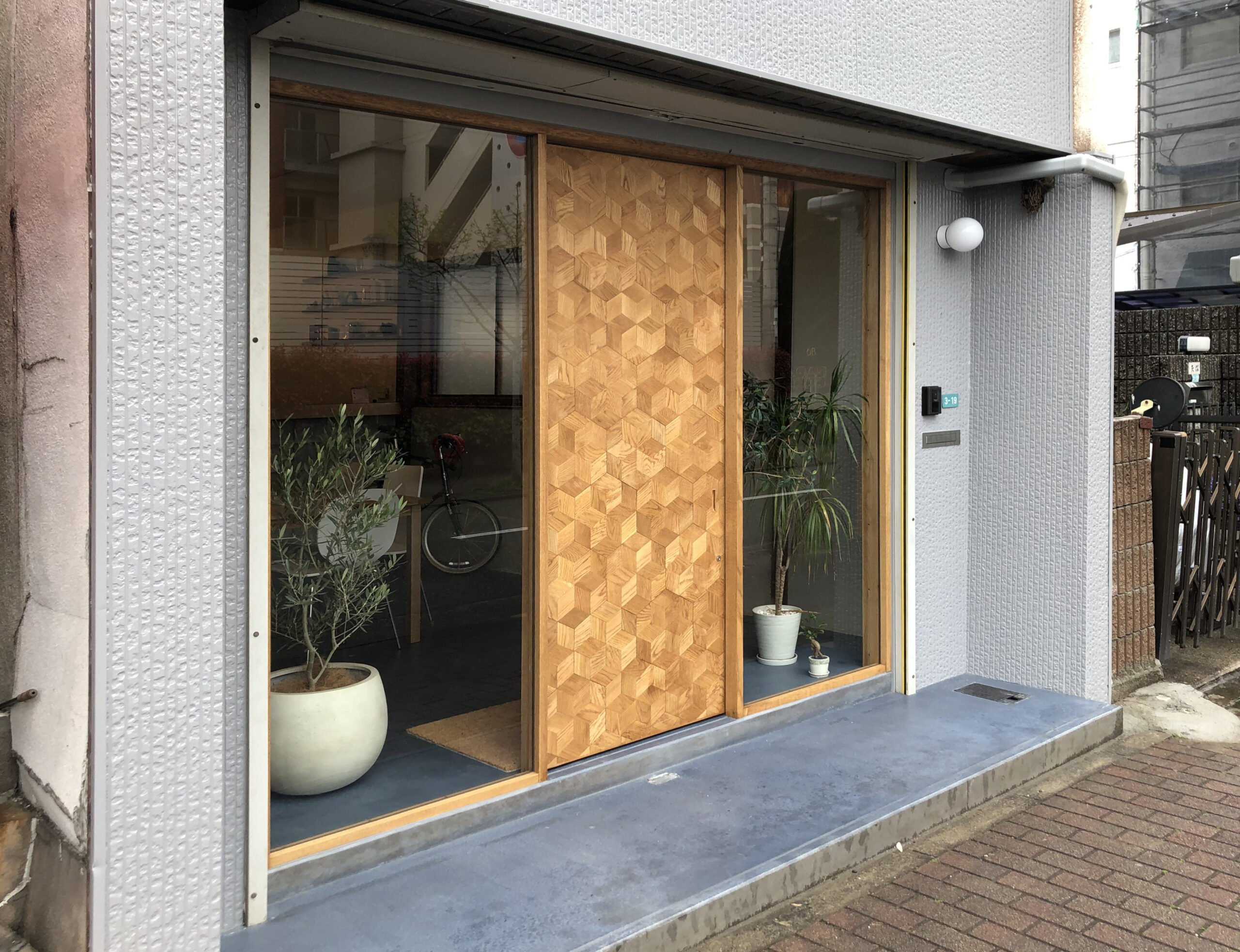 デザイン事務所のファサード　無垢の木の製作ドア