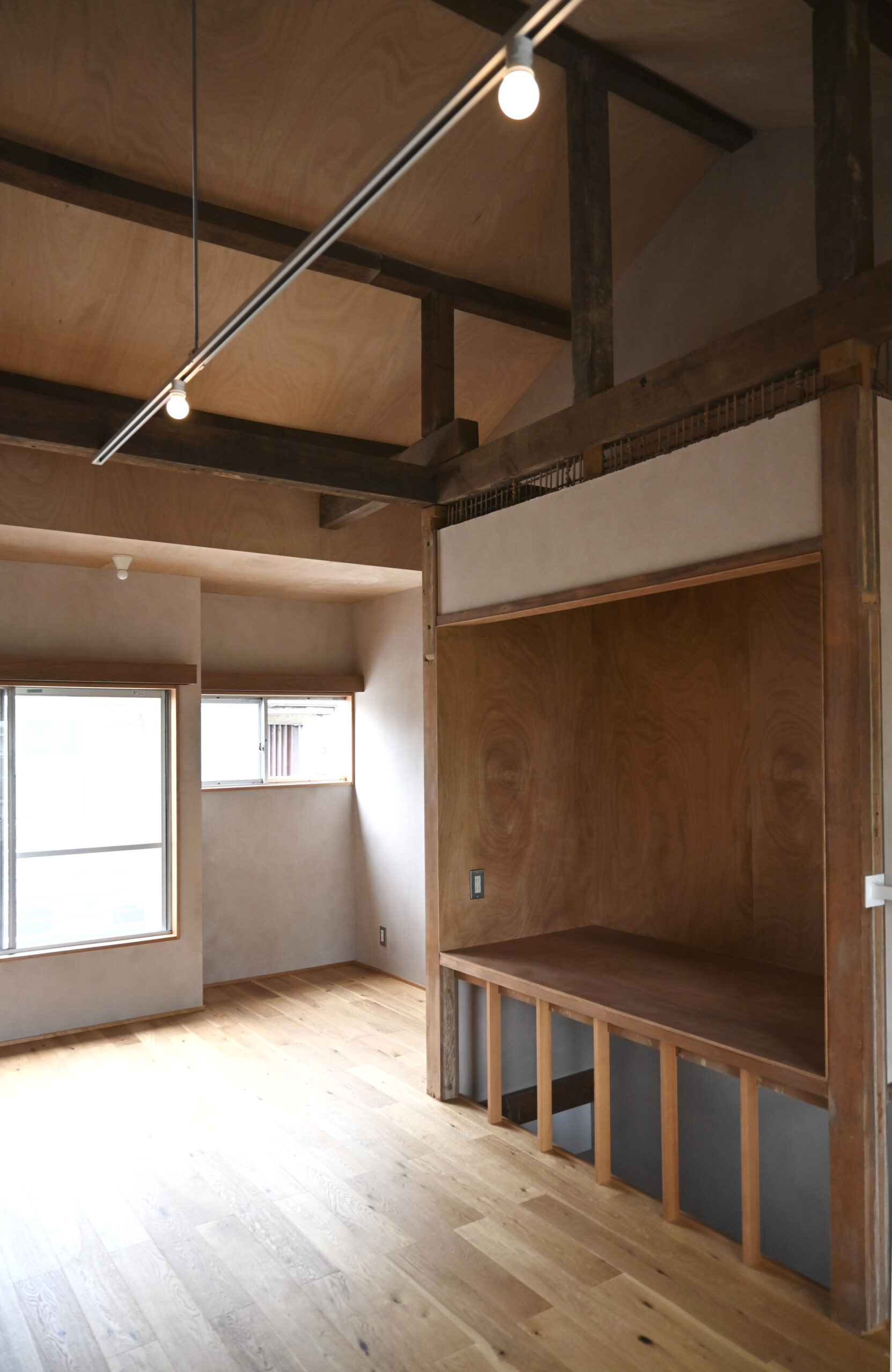 長屋リノベーションの和室の収納をそのまま生かして、天井あらわし、土壁の竹格子を見せるデザイン、日本家屋で暮らす