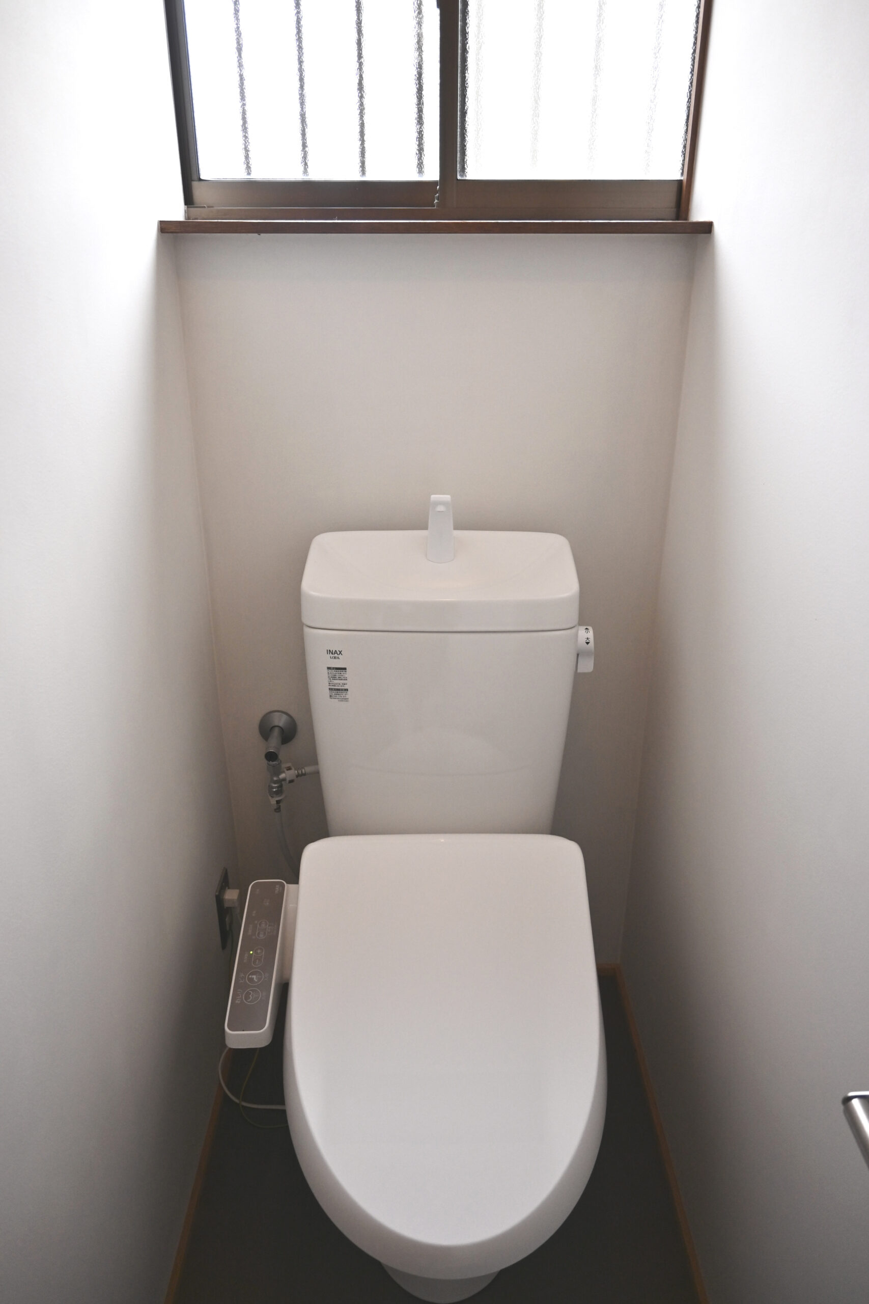 長屋リノベーションのトイレ、ホワイトでシンプルなトイレ、