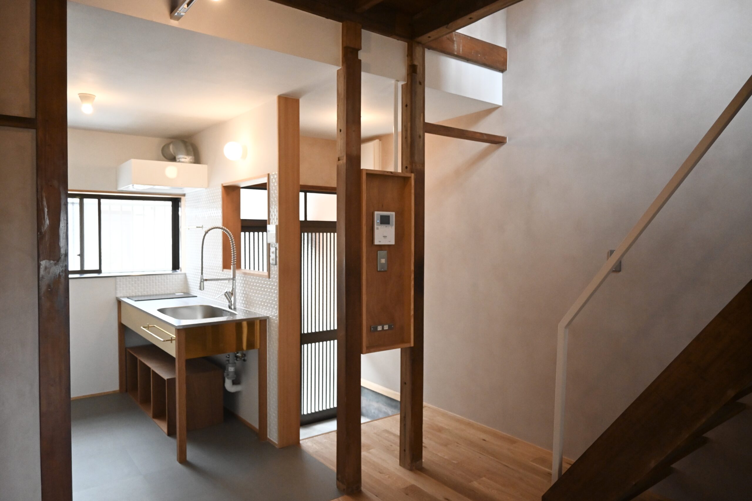 日本家屋の古い柱を生かしたリノベーション、長屋の玄関インターホンスペース、玄関にも便利なコンセントを設置