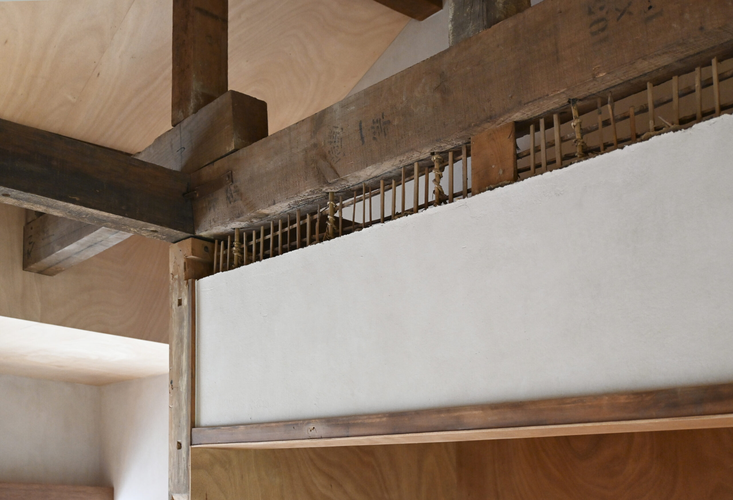 古い日本家屋の土壁の竹格子を見せるデザイン、古い柱や梁をそのまま利用したリノベーション、長屋の趣ある家に住む