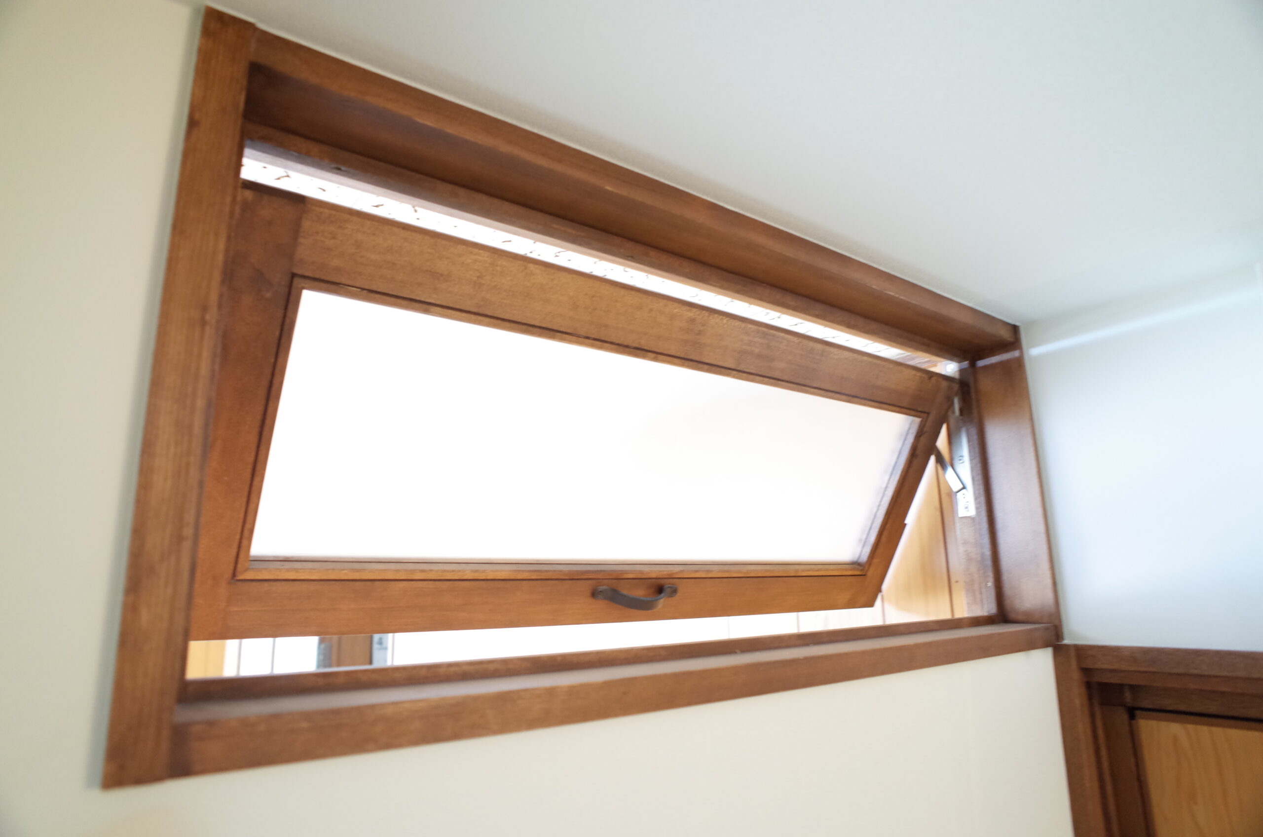 木枠のホイトコ窓、木枠の滑り出し窓、ホイトコ金具を使用、造作窓、オーダーメイド製作の窓